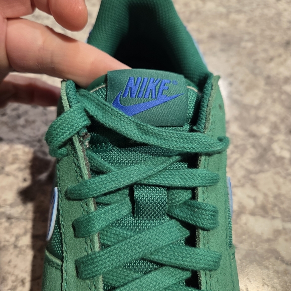 New In Box Nike Green and Blue Athletic Shoes Sz M 7 W 8.5. Awesome - Picture 4 of 10